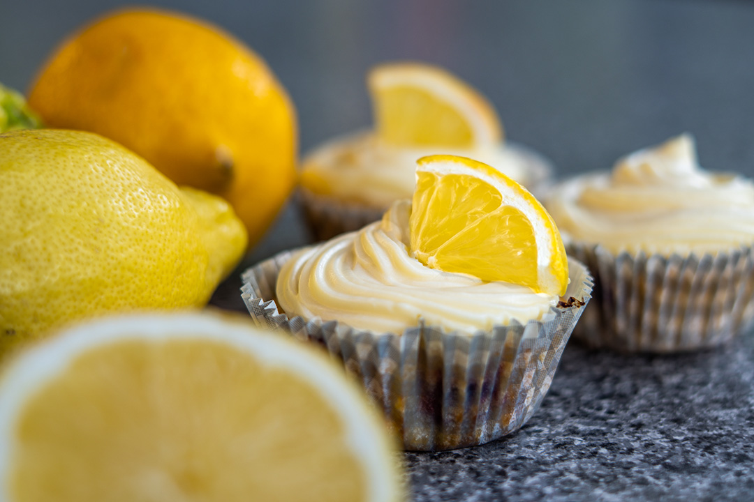 Zitronen-Heidelbeer Cupcakes mit Zitronenfrosting - foodie-stories.de
