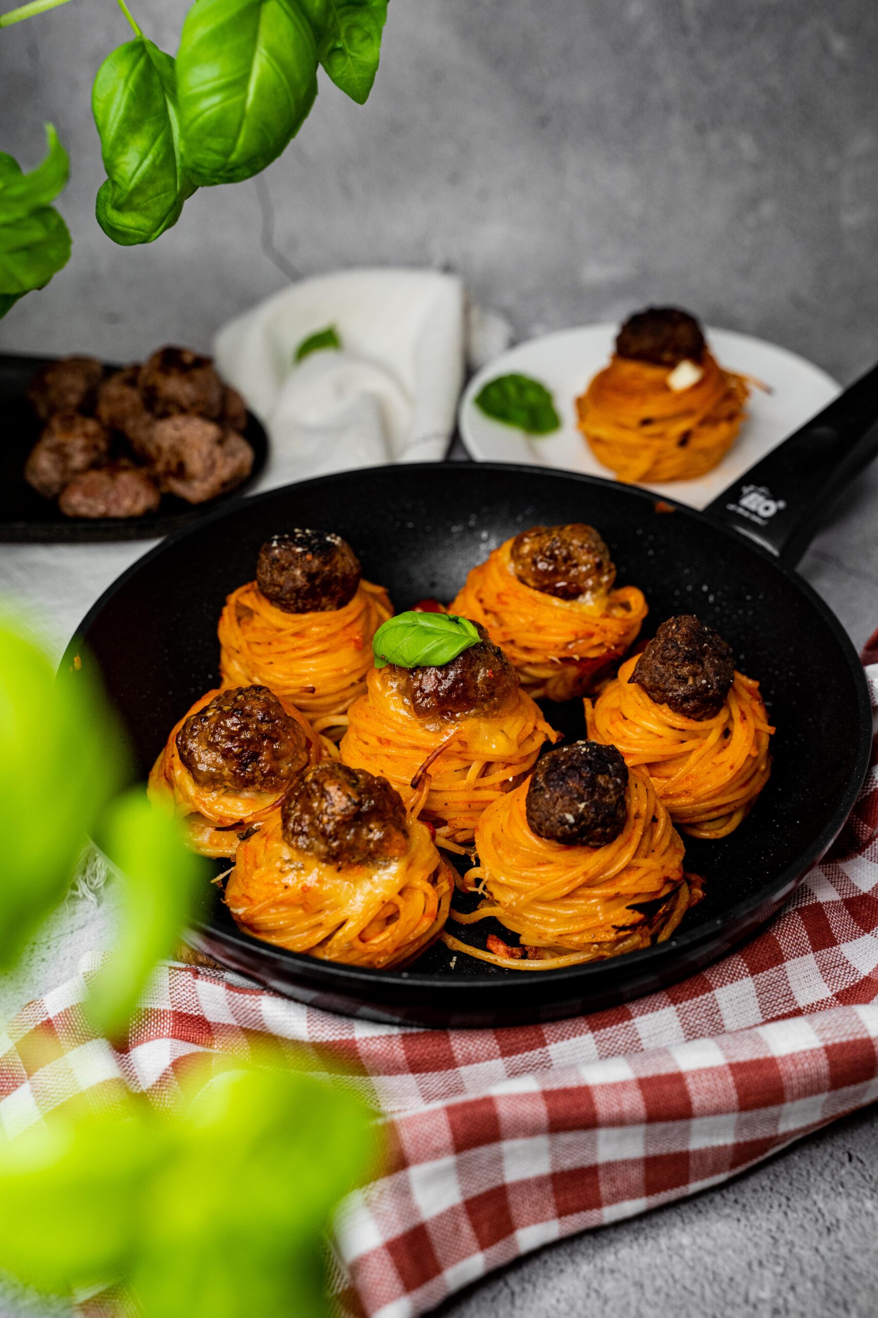Spaghettinester mit Hackfleischbällchen und Tomatensoße